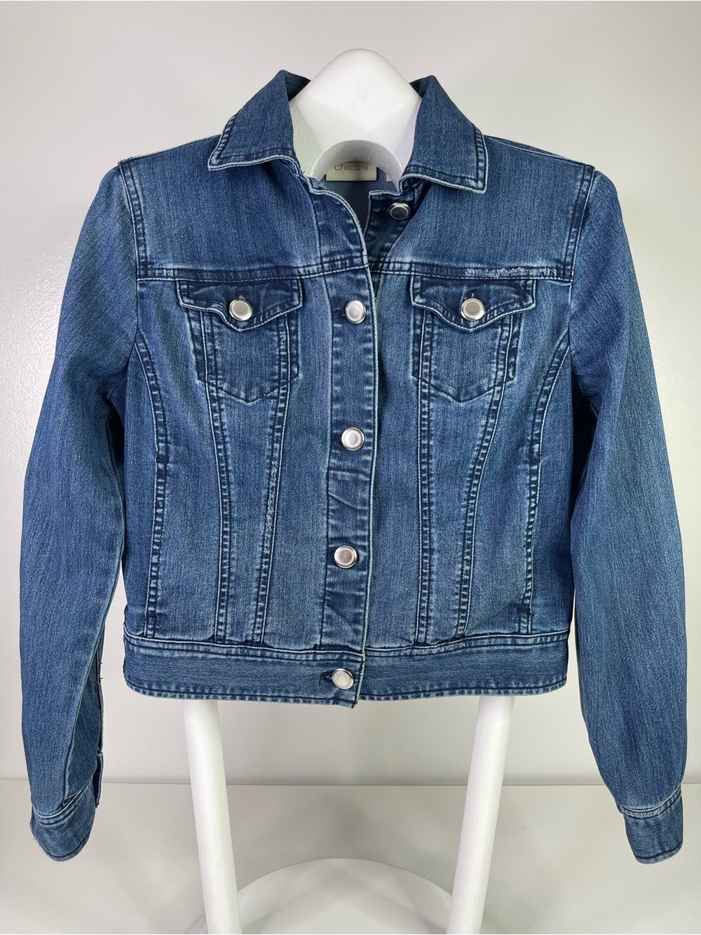Chico's Medium Wash Denim Jacket Button Front Back Pleat Stretch Womens Size 0